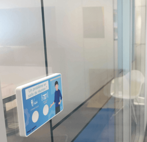 Boutons connectés dans une salle de réunion