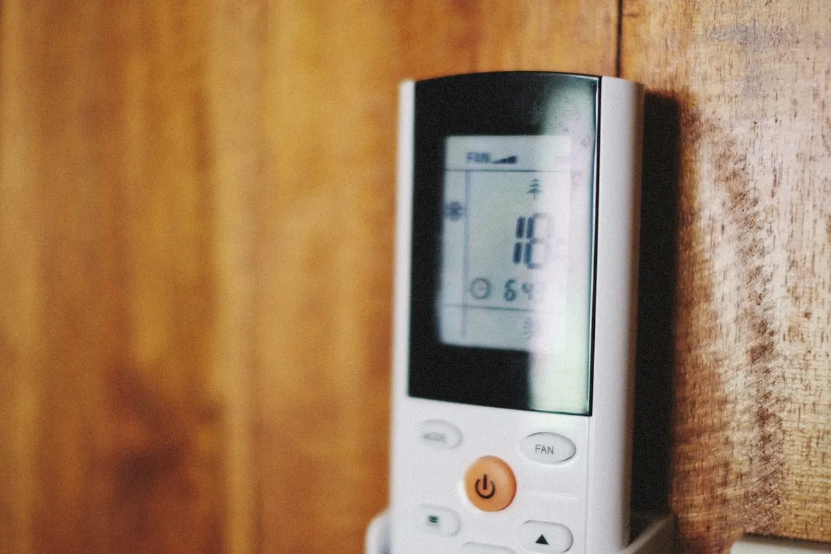 Télécommande de climatisation affichant la température réglée dans un bureau