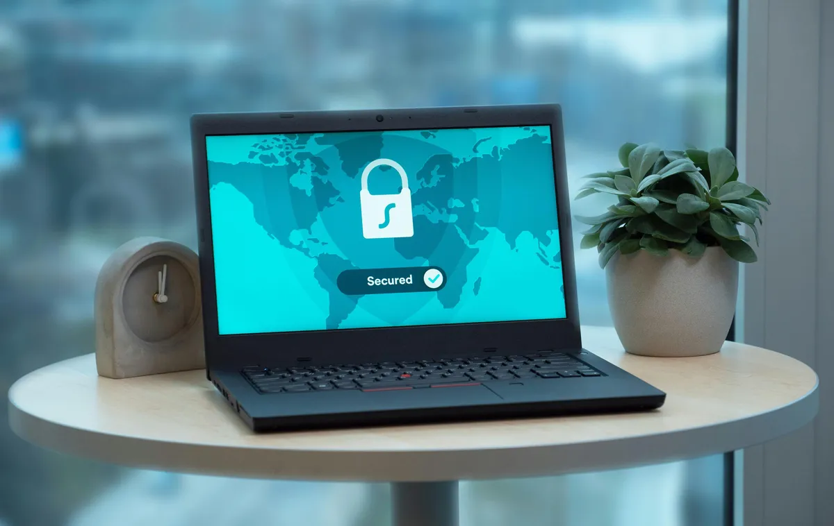 Ordinateur portable affichant un écran « Secured », symbole de la protection des données