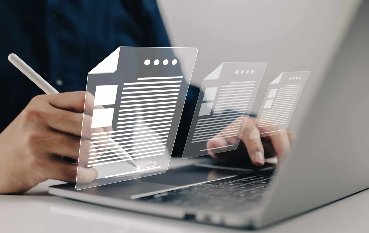 Documents numériques flottant au-dessus d'un ordinateur portable — traçabilité et documentation des actions