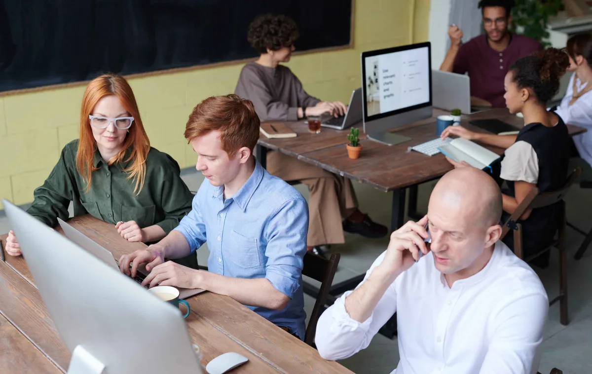 Plusieurs collaborateurs travaillent dans des bureaux animés qui fonctionnent sans accroc