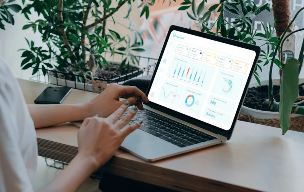 Tableau de bord MerciYanis affiché sur un ordinateur portable — le reporting rend visible le travail réalisé