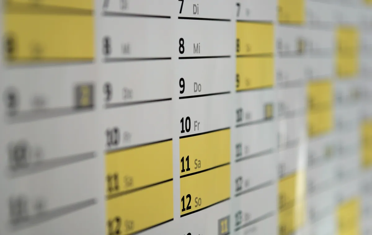 Un calendrier mural où de nombreuses journées sont surlignées en jaune